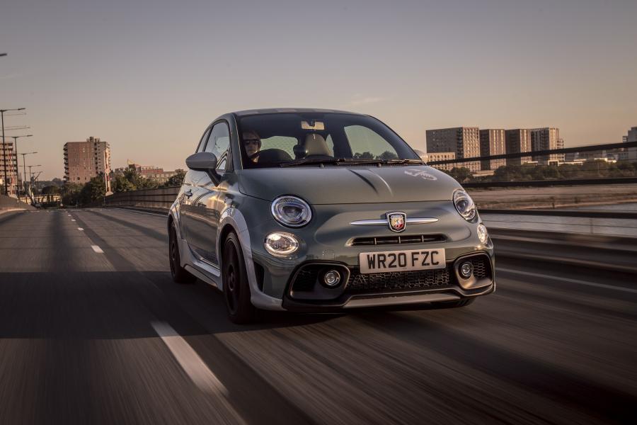  Abarth 695 70° Anniversario (312) 2019 года  (UK) (фото 9 из 26)